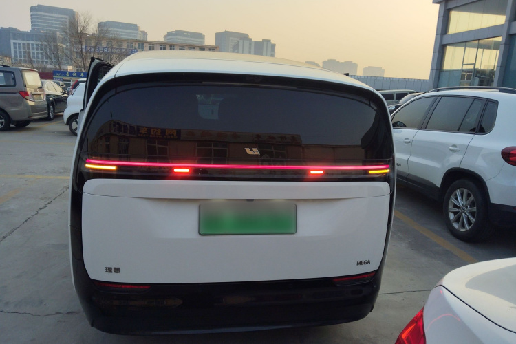 理想汽车 理想MEGA 2024款 Ultra车身外观6