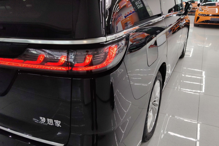岚图汽车 岚图梦想家 2024款 PHEV 超长续航卓越版车身外观9