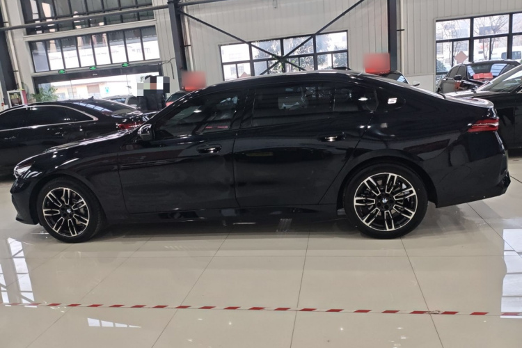 宝马5系 2026款 530Li 领先型 M运动套装车身外观6003