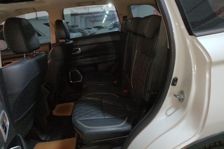 三菱 欧蓝德 2020款 2.4L 四驱致享版 7座中控内饰7004