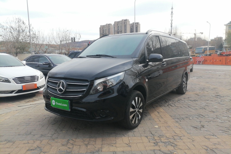 奔驰 威霆 2021款 2.0T 精英版 7座车身外观1