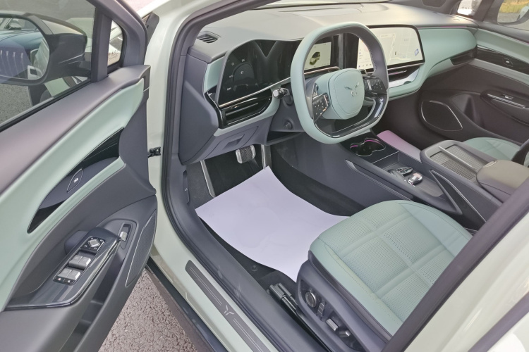 红旗EH7 2024款 760 Pro+ 四驱版中控内饰20