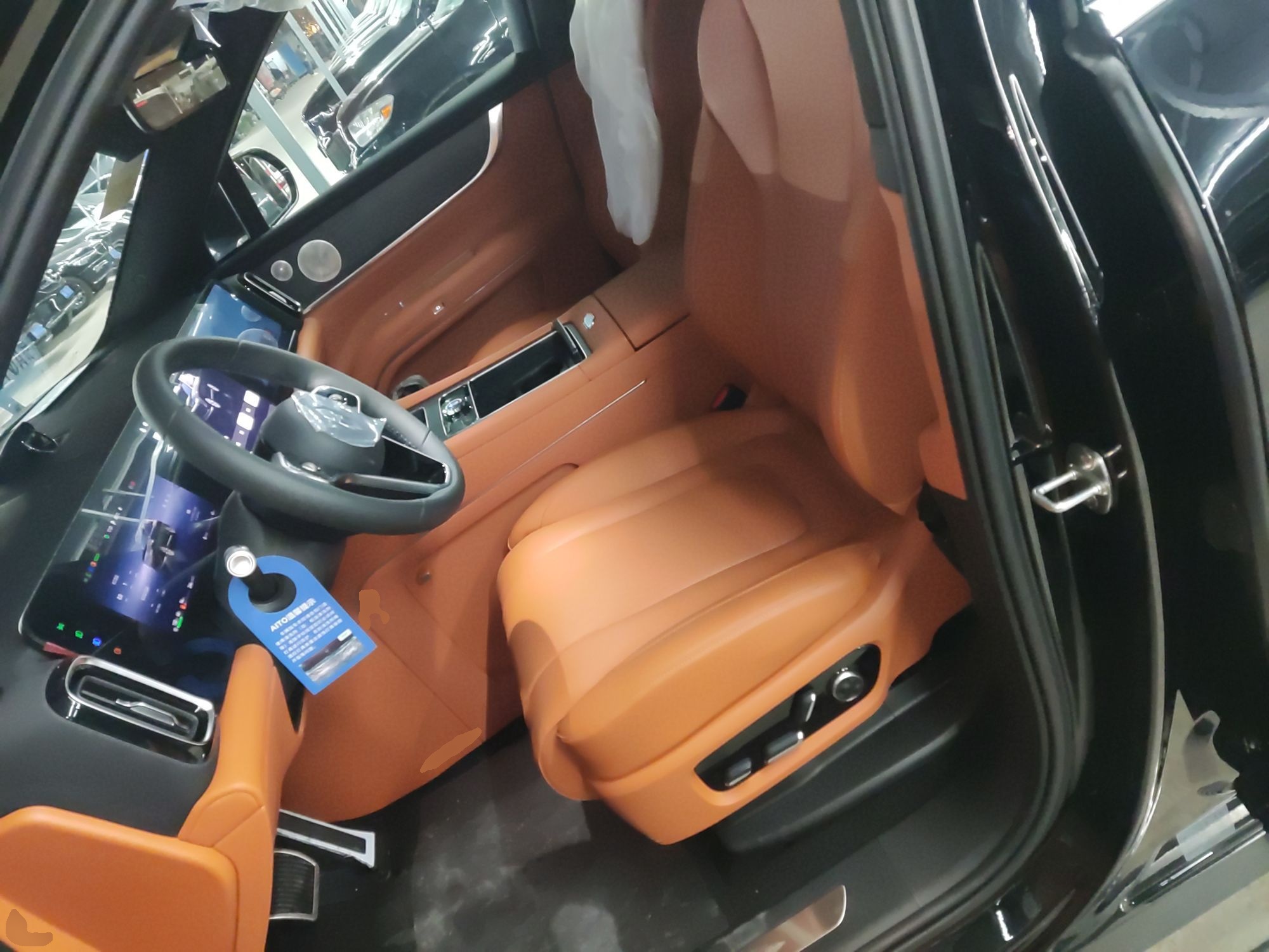 鸿蒙智行 问界M9 2025款 增程 Ultra版 52kWh 6座版