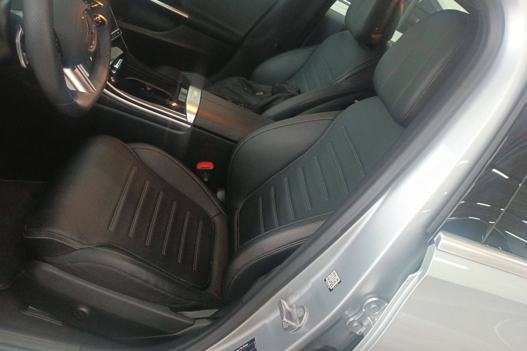 奔驰C级 2022款 C 200 L 运动版局部细节19