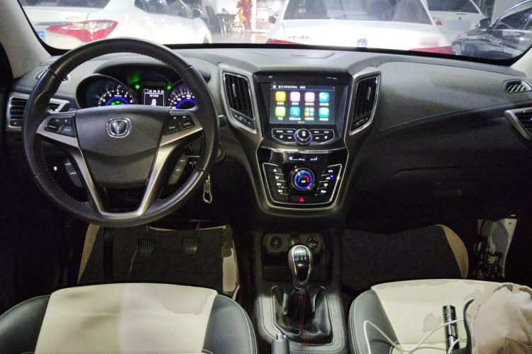 长安CS35 2017款 1.6L 手动豪华型中控内饰7002