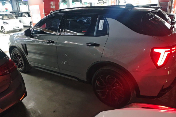 领克01 2023款 1.5TD EM-F 晨曦车身外观4