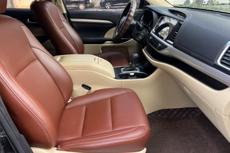 丰田 汉兰达 2018款 2.0T 四驱精英版 7座 国VI局部细节9003