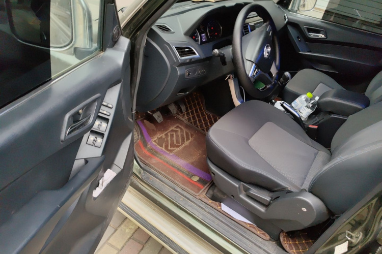 猎豹汽车 猎豹Q6 2015款 2.4L 手动两驱精英型中控内饰20