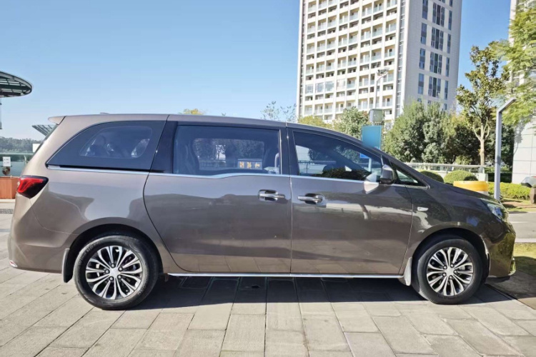 别克GL8 2023款 陆上公务舱 智享型车身外观6008