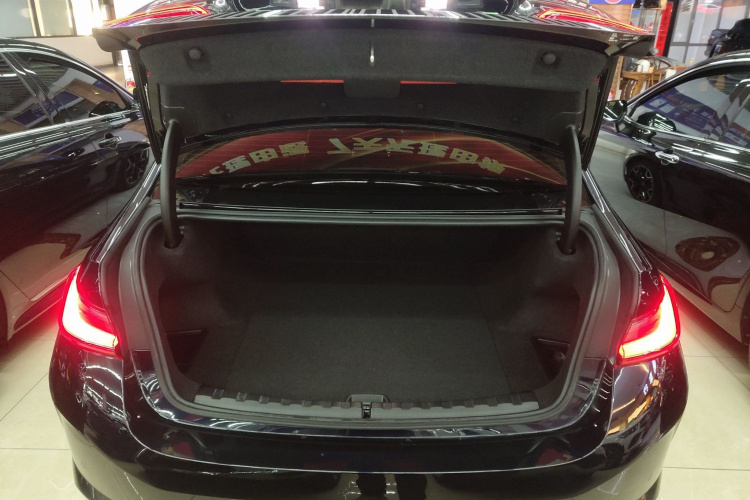 宝马i3 2024款 eDrive 40 L 曜夜套装机舱底盘23