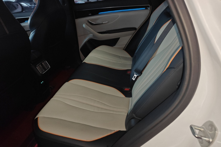 比亚迪 宋PLUS新能源 2021款 DM-i 51KM 尊荣型中控内饰7004