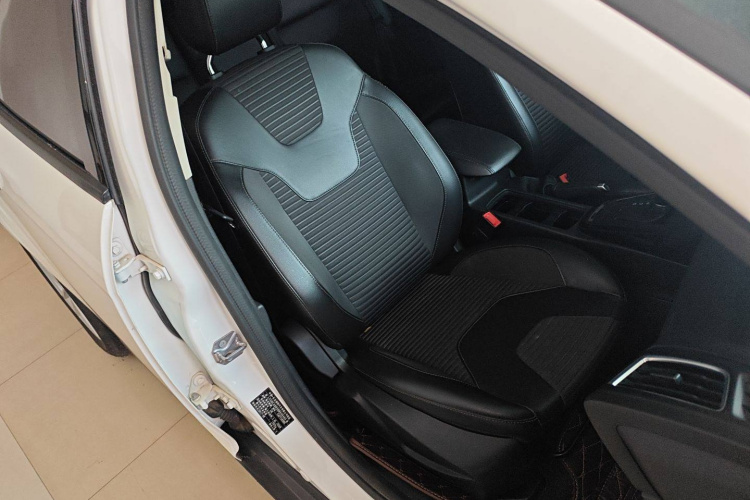 福特 福克斯 2017款 两厢 1.6L 自动风尚型智行版局部细节41