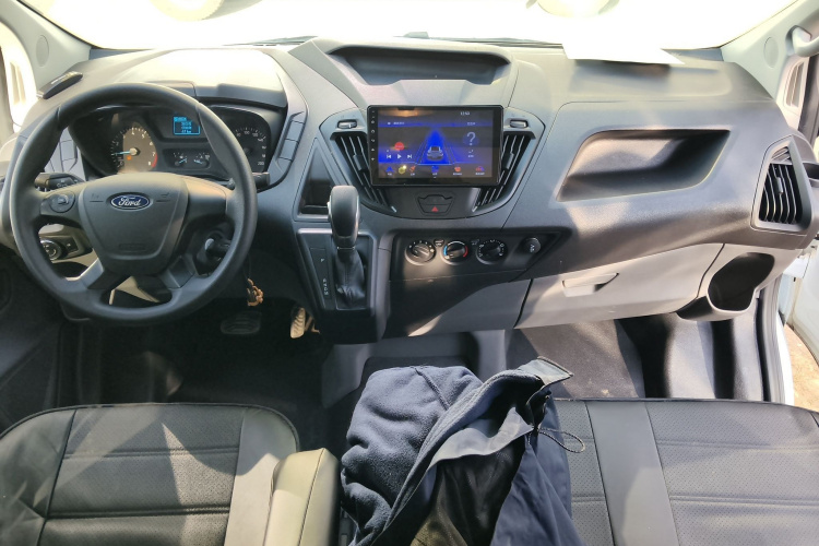 福特 全顺 2019款 2.0T汽油自动多功能商用车中轴中顶6座国VI中控内饰12