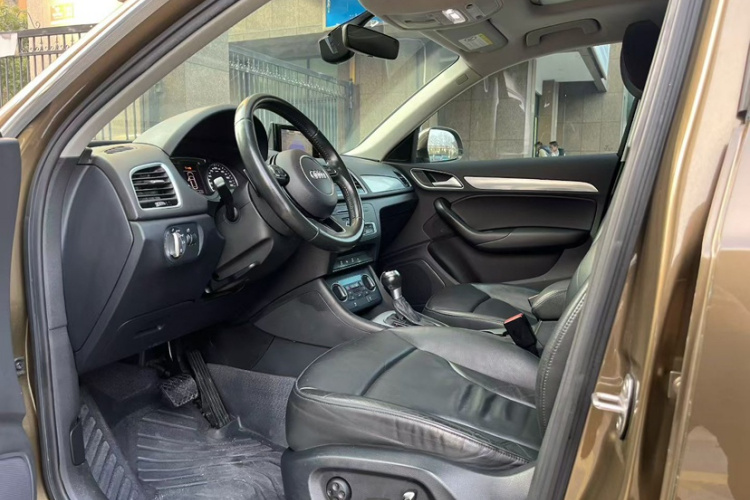 奥迪Q3 2017款 30 TFSI 风尚型中控内饰7006