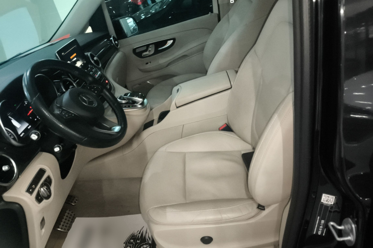 奔驰V级 2017款 V 260 L 尊贵加长版中控内饰19