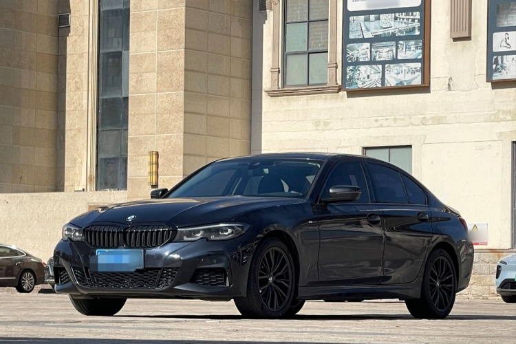 宝马3系 2022款 325i M运动曜夜套装车身外观1