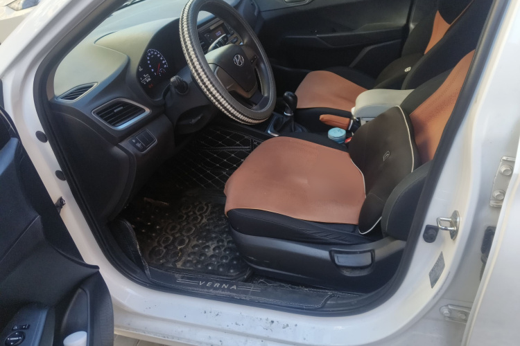 现代 悦纳 2016款 1.4L 手动炫酷版GLS中控内饰19