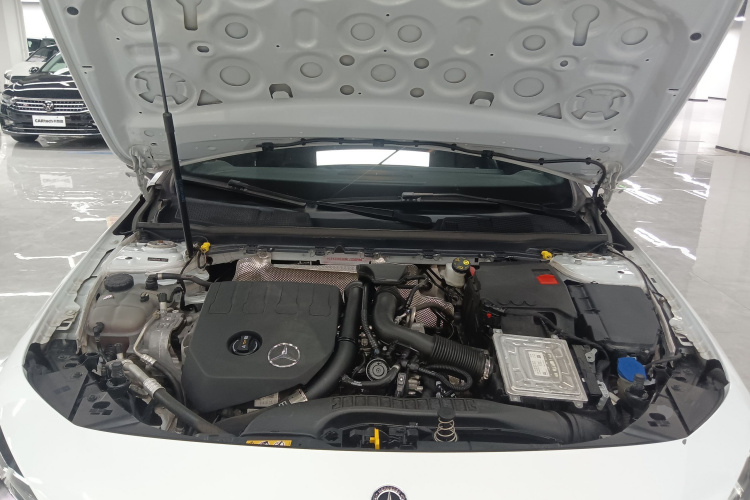 奔驰A级 2020款 改款二 A 180 L 运动轿车机舱底盘24