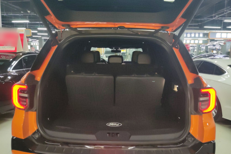 福特 探险者 2023款 EcoBoost 285 昆仑巅峰版 7座机舱底盘23