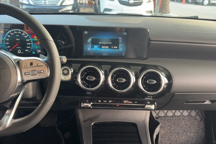 奔驰A级 2019款 A 180 L 运动轿车局部细节16