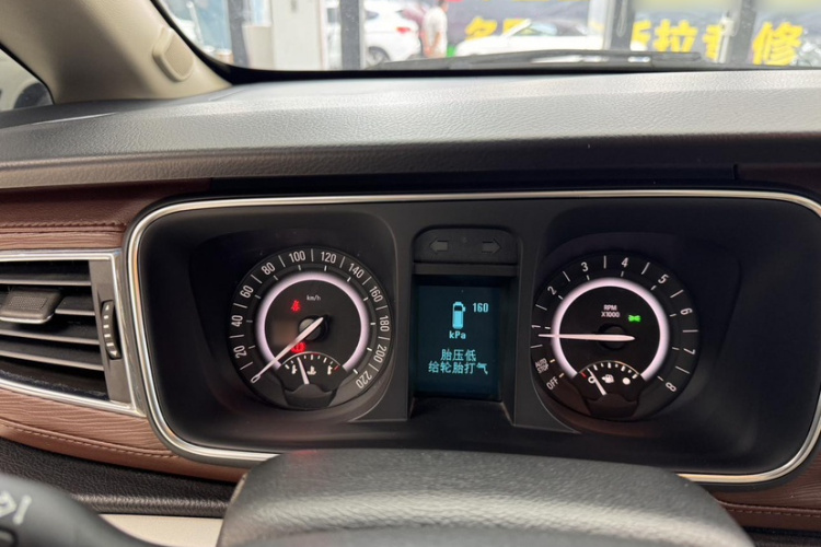 别克GL8 2018款 28T 尊贵型 国VI中控内饰7015