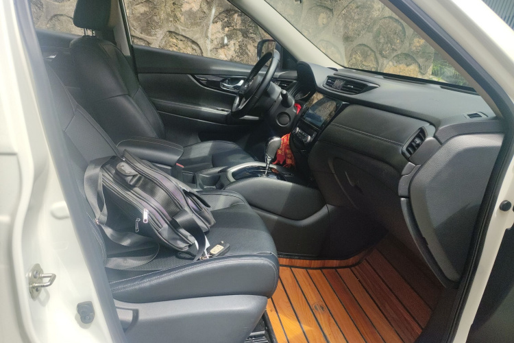 日产 奇骏 2019款 2.0L CVT智联舒适版 2WD中控内饰41