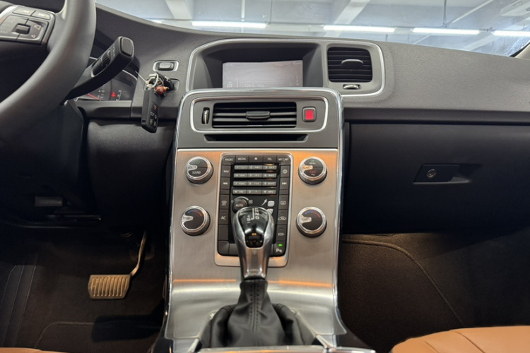 沃尔沃S60 2019款 S60L 改款 T5 智进进阶版中控内饰7004