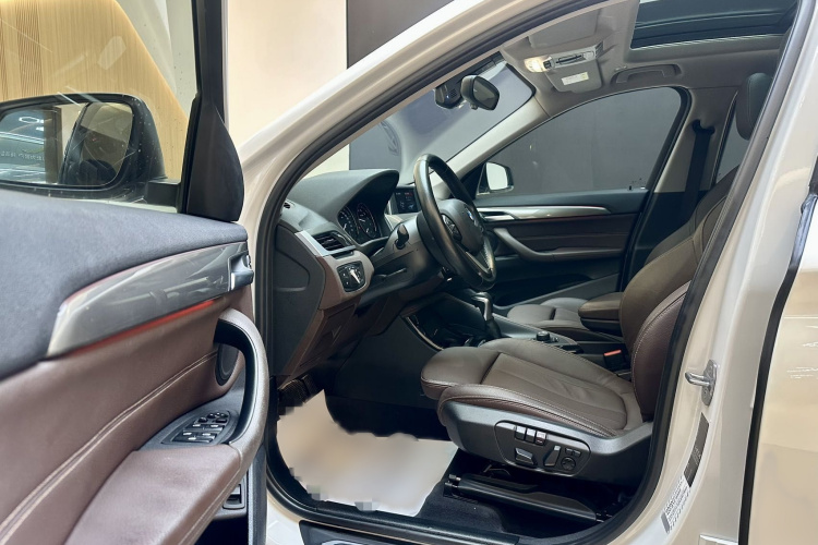 宝马X1 2019款 sDrive18Li 尊享型中控内饰7011