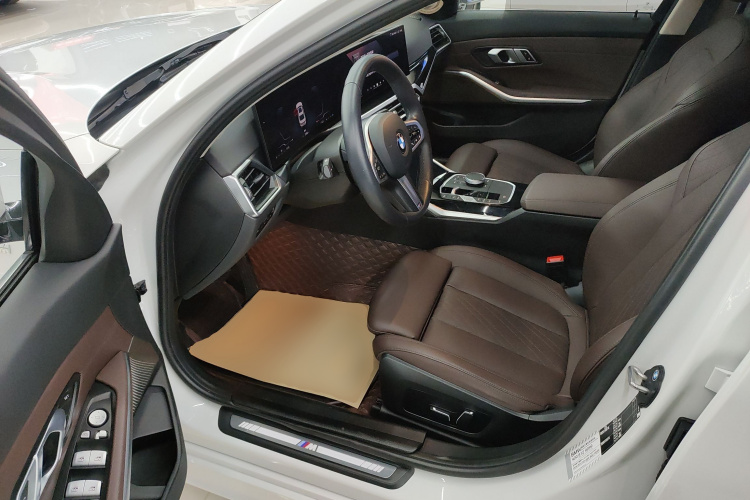 宝马3系 2023款 320Li M运动套装中控内饰7003