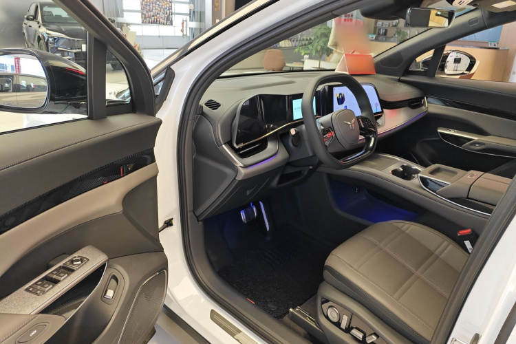 红旗天工08 2025款 605先锋版中控内饰7003