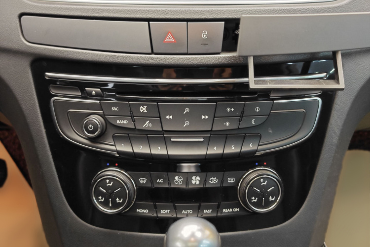 标致508 2013款 2.3L 两周年纪念 自动旗舰版中控内饰7010