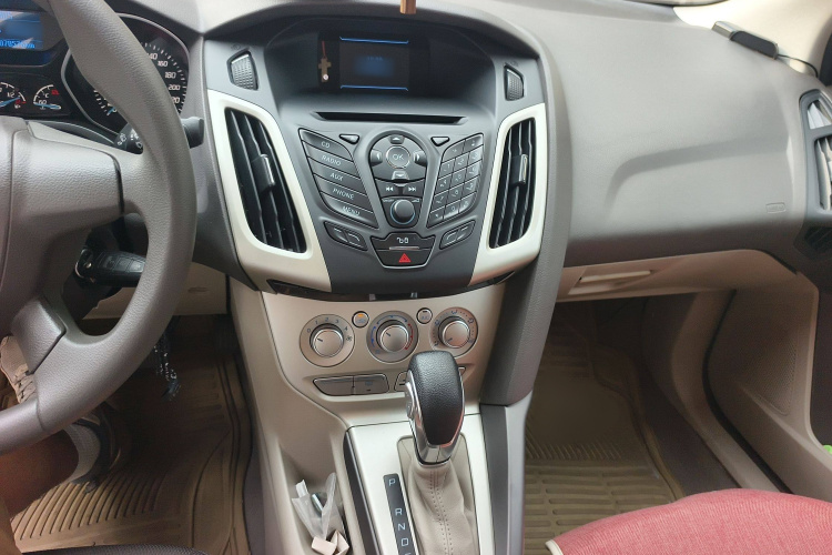 福特 福克斯 2012款 三厢 1.6L 自动舒适型局部细节16