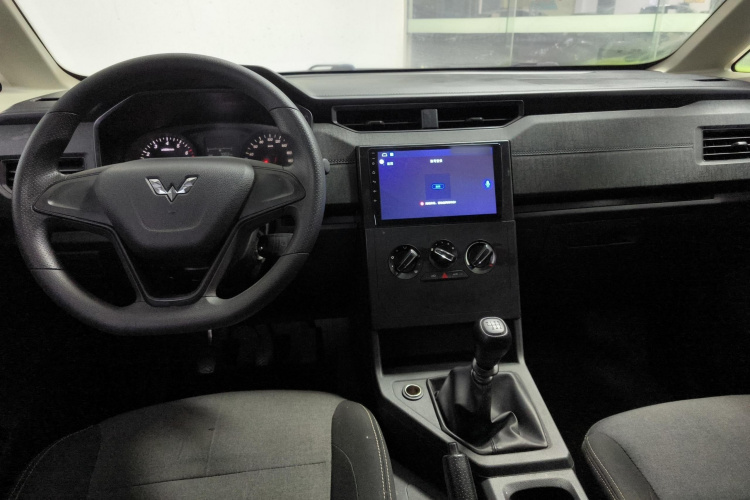 五菱汽车 五菱宏光PLUS 2020款 1.5L 手动标准型 7座中控内饰12