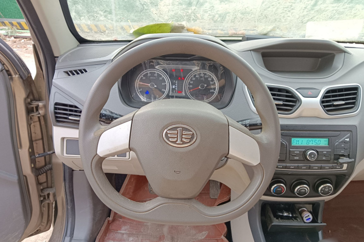 一汽 夏利N5 2014款 1.0L 手动舒适型中控内饰13