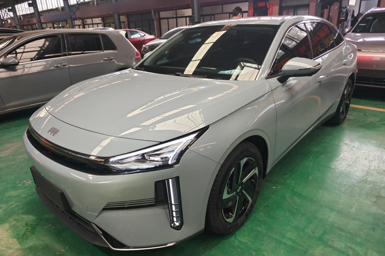 吉利银河 银河L6 2024款 125km PLUS 龙腾版车身外观1