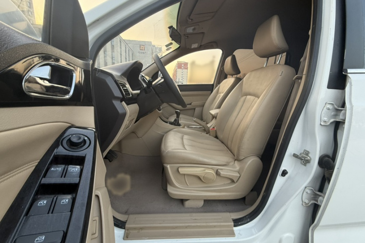 宝骏730 2014款 1.5L 手动舒适型 7座中控内饰7001