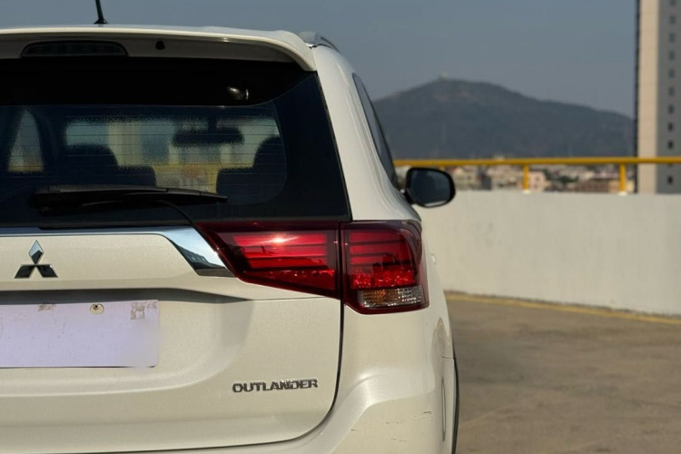 三菱 欧蓝德 2016款 2.0L 两驱风尚版 5座车身外观6004