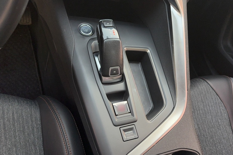 标致5008 2017款 350THP 7座精英版中控内饰7007