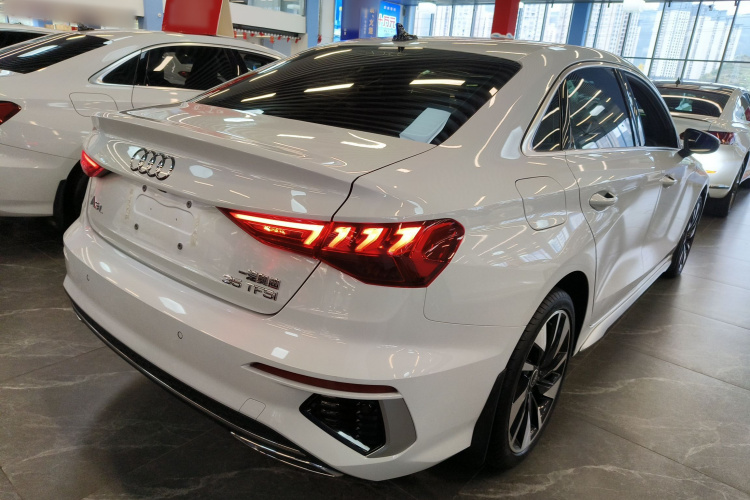 奥迪A3 2024款 A3L Limousine 35 TFSI 时尚运动型车身外观7