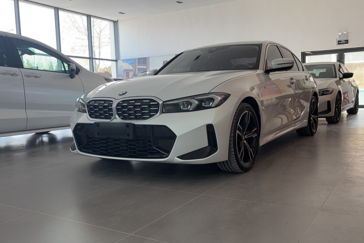 宝马3系 2024款 325i M运动套装车身外观1