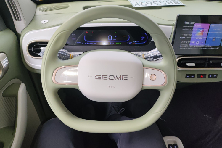 吉利银河 2025款 210km 熊猫骑士中控内饰13