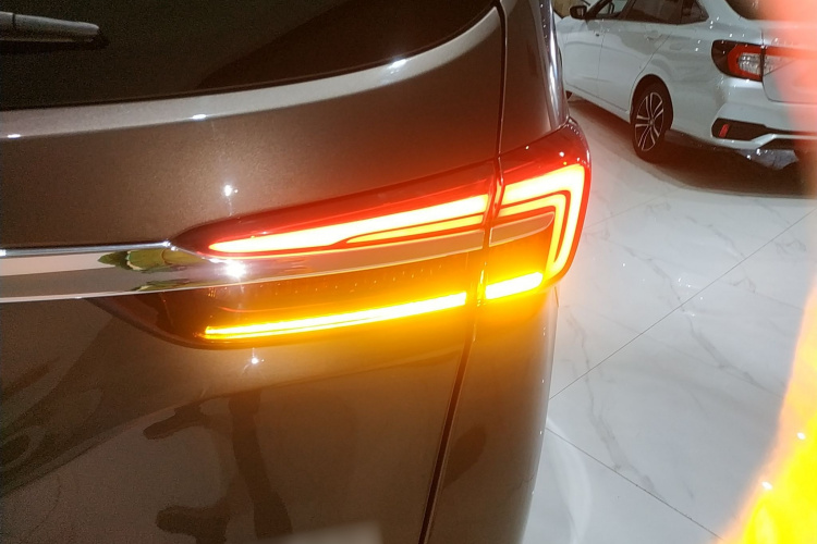 别克GL8 2023款 陆上公务舱 652T 豪华型车身外观9