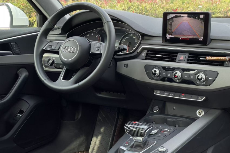 奥迪A4L 2018款 30周年年型 40 TFSI 进取型中控内饰7002