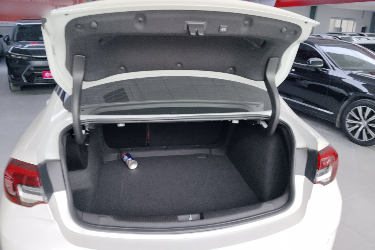 别克 君威 2024款 28T 纵享版机舱底盘23