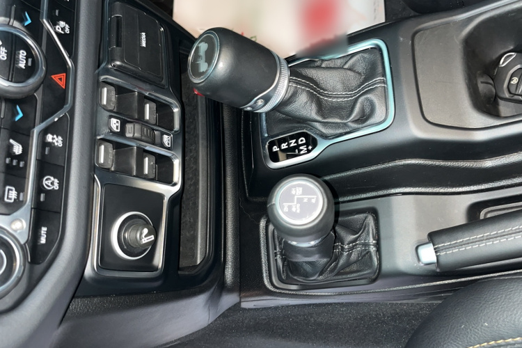 Jeep 牧马人 2024款 2.0T 撒哈拉四门版中控内饰7004