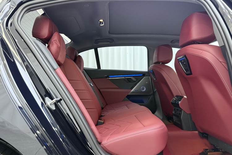 宝马5系 2024款 530Li 领先型 M运动套装中控内饰7002