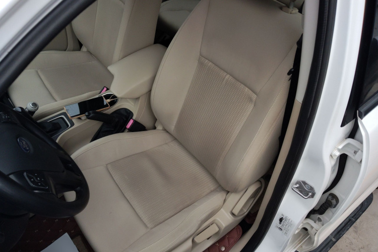 福特 撼路者 2017款 2.0T 汽油自动四驱菁英版 5座局部细节19