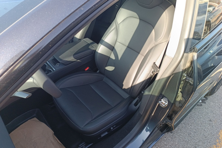 特斯拉 Model 3 2023款 长续航全轮驱动版中控内饰19