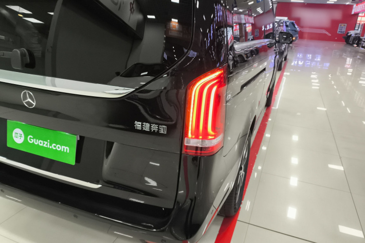 奔驰V级 2022款 V 260 尊贵版车身外观9