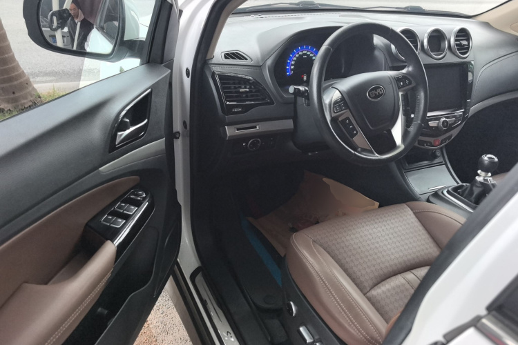 比亚迪S7 2017款 1.5T 手动尊贵型中控内饰20